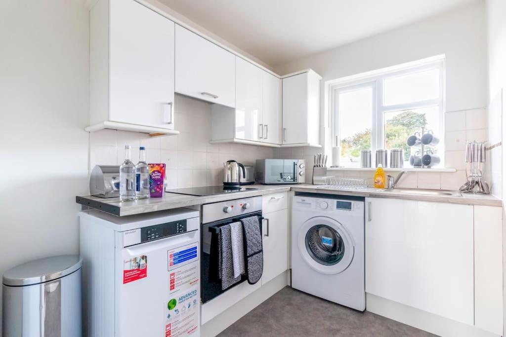 Beautiful Sea View 2 Bedroom Sleeps 6-Free Parking Bournemouth Esterno foto